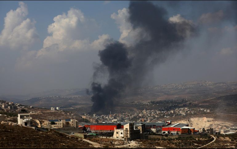 El humo se eleva sobre la ciudad de Deir Sharaf después de que colonos israelíes atacaran la aldea e incendiaran coches y tiendas palestinas. EFE/A. Badarneh