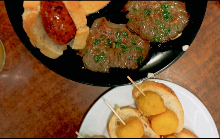 Diversidad de pinxtos. Setas, chorizo y croquetas de bacalao, parte de la oferta del Bar Bacaicoa. EL INFORMADOR/F. González