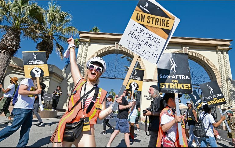 Miembros de SAG-AFTRA, durante una de sus manifestaciones frente a Paramount Studios. AFP