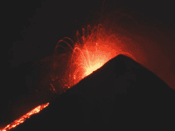 Este domingo entró en erupción lanzando lava y cenizas a más de 4,5 kilómetros de altura en el cielo de Sicilia. ESPECIAL/ Twitter.