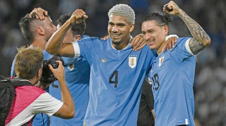 Ronald Araújo (#4) y Darwin Núñez fueron los autores de los goles. AFP/L. Robayo