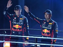 En sus redes sociales, Red Bull presentó los trajes que utilizarán Checo Pérez y Max Verstappen durante la competencia de esta medianoche. AFP / J. Watson