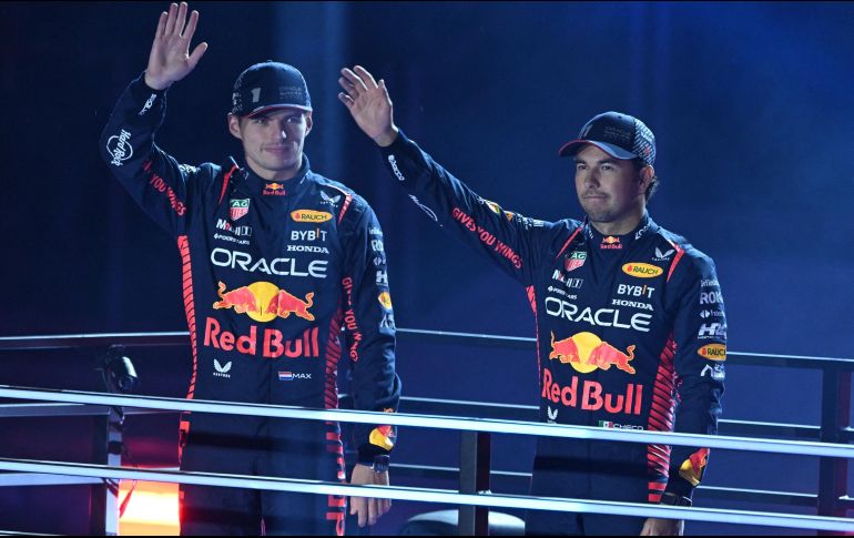 En sus redes sociales, Red Bull presentó los trajes que utilizarán Checo Pérez y Max Verstappen durante la competencia de esta medianoche. AFP / J. Watson