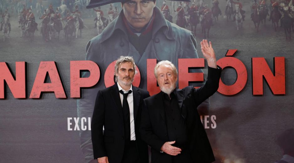 Joaquin Phoenix, quien da vida a Napoleón Bonaparte, junto al director Ridley Scott. EFE