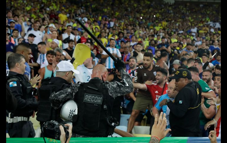 Mientras se entonaban los himnos nacionales, estallaron los enfrentamientos en el Maracaná, jugadores de ambas selecciones se dirigieron hacia la zona de la tribuna donde los choques eran más intensos.  EFE / A. Coelho