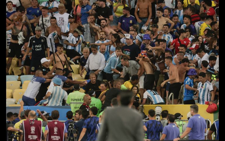 Mientras se entonaban los himnos nacionales, estallaron los enfrentamientos en el Maracaná, jugadores de ambas selecciones se dirigieron hacia la zona de la tribuna donde los choques eran más intensos. EFE / A. Lacerda
