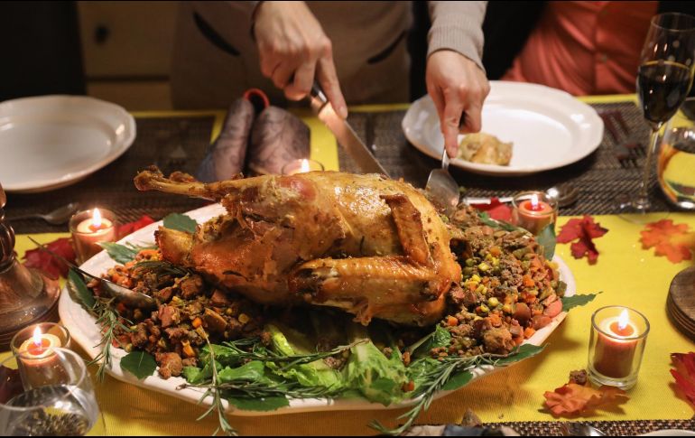 Celebrar el Thanksgiving incluye una de las tradiciones más reconocidas en el mundo occidental, pues las familias estadounidenses se reúnen para cenar el tradicional pavo. AFP / ARCHIVO