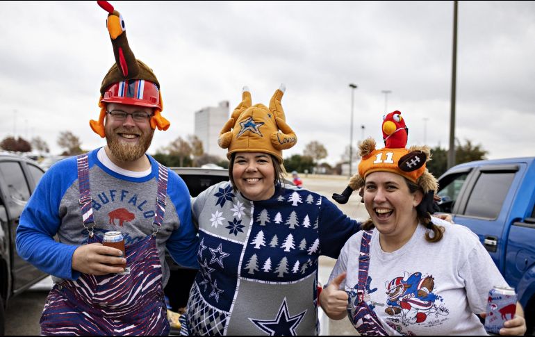 Una de las tradiciones más populares entre los ciudadanos de EU que hoy celebran el Thanksgiving, es la de disfrutar de un buen partido de NFL.  AFP / ARCHIVO