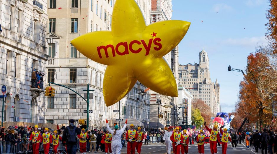 El globo estrella dorada de Macy's desciende por Central Park West, durante el desfile del Día de Acción de Gracias de Macy's en Nueva York, Nueva York. EFE / S. Yenesel