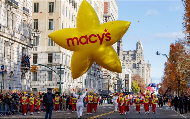 El globo estrella dorada de Macy's desciende por Central Park West, durante el desfile del Día de Acción de Gracias de Macy's en Nueva York, Nueva York. EFE / S. Yenesel