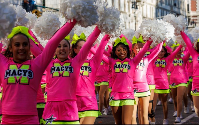 Las porristas de Spirit of America marchan en el Desfile del Día de Acción de Gracias de Macy's. EFE / S. Yenesel