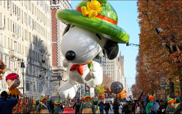 Snoopy con Woodstock el pájaro cabalgaron en el desfile anual, que presenta carrozas y globos gigantes. EFE / P. Binks