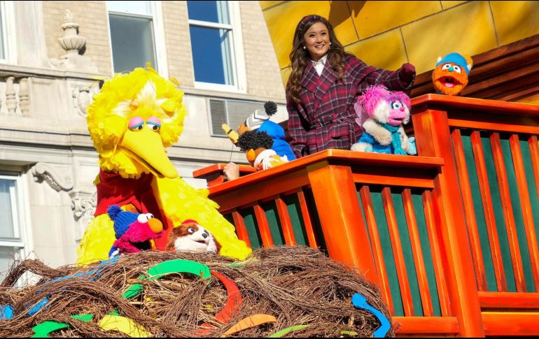 La actriz Ashley Park, en la carroza de Sesame Street con Big Bird. EFE / P. Binks