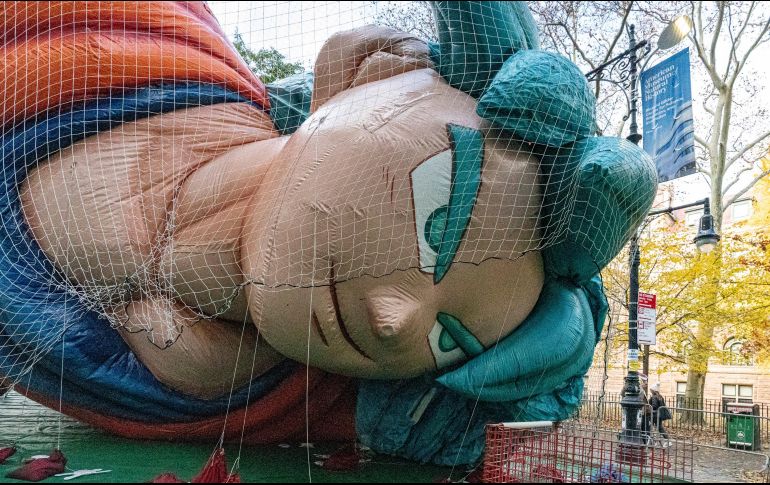 El globo de Goku durante su inflado para el 97º Desfile del Día de Acción de Gracias de Macy's. AP / P. K. Afriyie