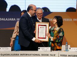 Coral Bracho recibió el Premio FIL, que le reconoce toda una vida dedicada a los versos. En la foto, con el rector Ricardo Villanueva. EFE/F. Guasco