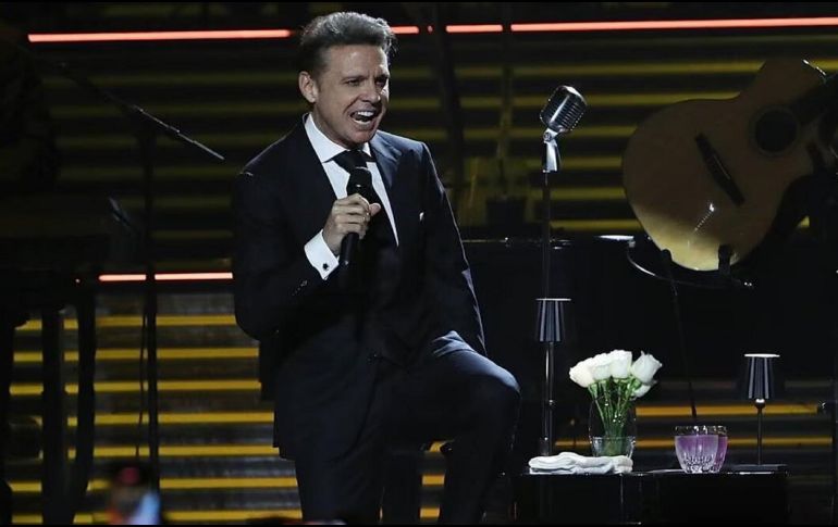 El espectáculo continuó, no sin que antes el famoso se asegurara de la sequedad de sus zapatos, revisándolos y recorriendo el escenario. SUN / ARCHIVO