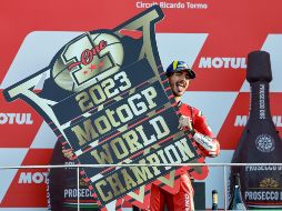El italiano consiguió su segundo título consecutivo de MotoGP™. EFE/ B. Aliño.