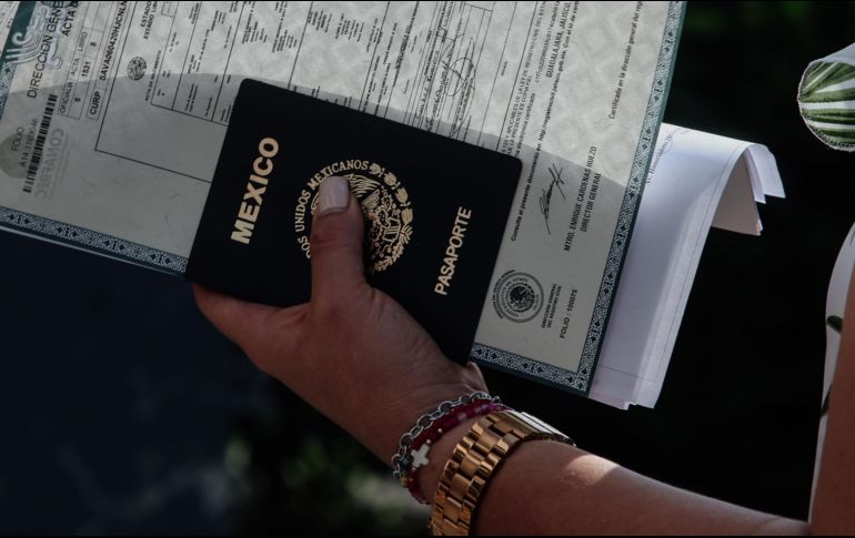 Los pasaportes varían en color según su tipo (ordinario, diplomático, oficial, entre otros) y esos colores suelen ser más una convención internacional o una forma de distinguir entre los diferentes tipos de documentos de viaje. EL INFORMADOR / ARCHIVO