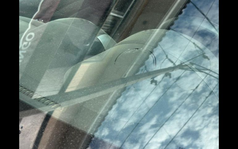 El accidente solo dañó el parabrisas de un vehículo que se encontraba estacionado. ESPECIAL / Policía de Guadalajara