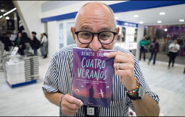 El escritor, desde el stand de Planeta, recordó el legado de Raúl Padilla. EL INFORMADOR/ A. Navarro