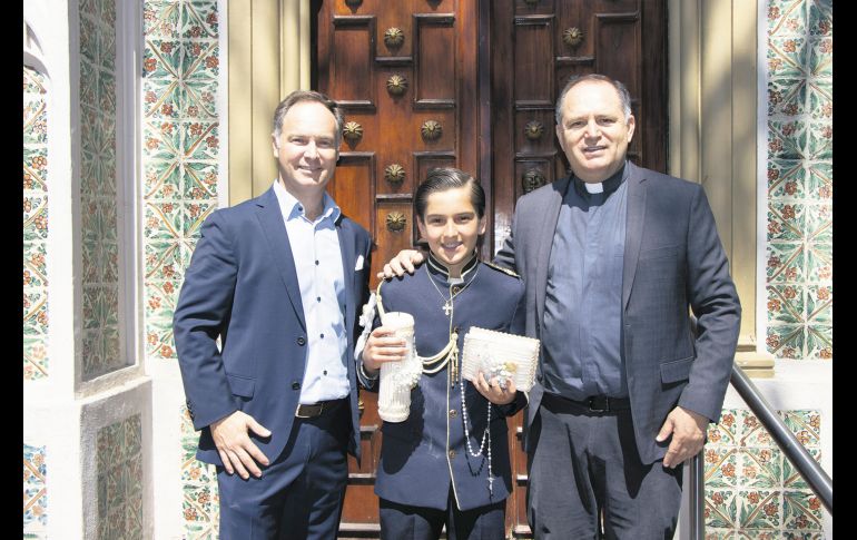 Josué Cristian, Mariano Alcalá y el señor cura Juan de Jesús Fuentes. GENTE BIEN/ SANTIAGO LÓPEZ CUEVAS