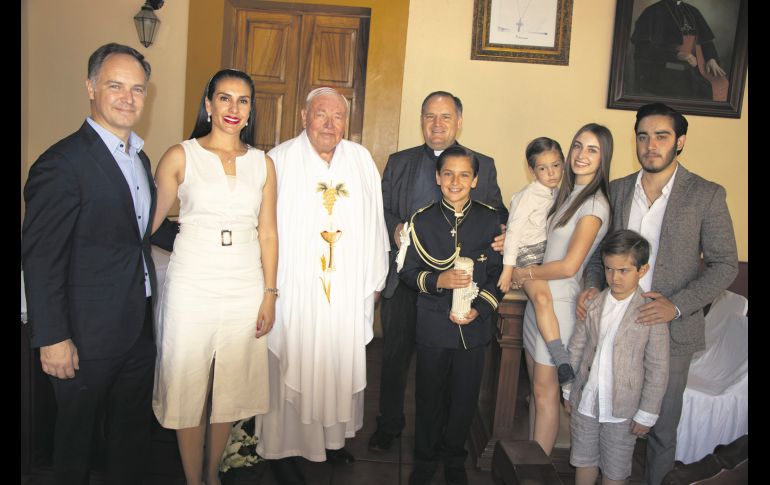Josué Cristian Alcalá, Erika Bautista de Alcalá, el cardenal Juan Sandoval Íñiguez y el señor cura Juan de Jesús Fuentes con Mariano, Matías, Astrid, Josué y Cristian Alcalá. GENTE BIEN/ SANTIAGO LÓPEZ CUEVAS