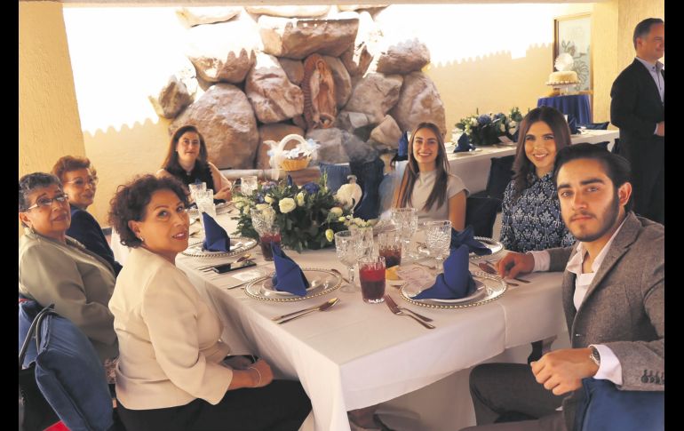 Livia, Soledad y Elena Trejo con Consuelo Abascal, Astrid Alcalá, Ariadna Ascencio y Josué Alcalá. GENTE BIEN/ SANTIAGO LÓPEZ CUEVAS