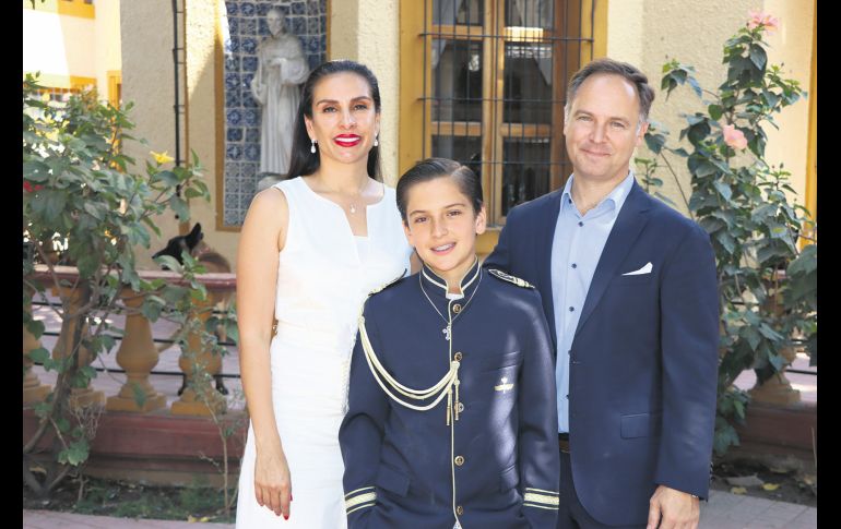 Erika Bautista de Alcalá con Mariano y Josué Cristian Alcalá. GENTE BIEN/ SANTIAGO LÓPEZ CUEVAS