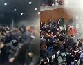 Un grupo de personas encapuchadas vestidas con los colores rojo y verde irrumpió con violencia en el salón de sesiones, impidiendo así que se llevaran a cabo las labores legislativas. ESPECIAL