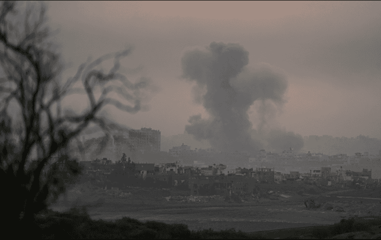 Tras haber sido bombardeada por Israel, una nube de humo se levanta sobre la franja de Gaza. AP