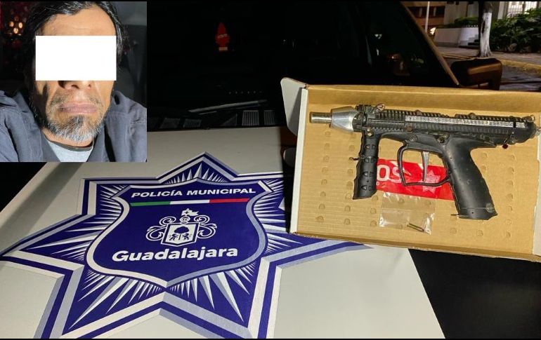Durante la inspección, al sujeto le hallaron una subametralladora aparentemente calibre .22 con un tiro útil. ESPECIAL/Comisaría de Guadalajara