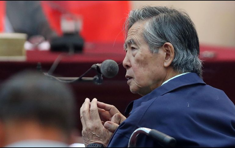 Al momento de abandonar la prisión, el expresidente lucía una mascarilla y, al salir por la puerta, abrazó a su hija, Keiko Fujimori, quien lidera el partido Fuerza Popular, así como a su hijo Kenji. EFE / ARCHIVO