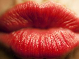 El hábito de morder o lamer constantemente los labios para lubricarlos aumenta la resequedad. AFP / ARCHIVO