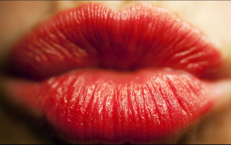 El hábito de morder o lamer constantemente los labios para lubricarlos aumenta la resequedad. AFP / ARCHIVO