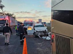 Saldo de una persona fallecida dejó un accidente entre un camión de pasajeros y una camioneta ocurrido esta mañana de sábado en la autopista Guadalajara a Colima. ESPECIAL