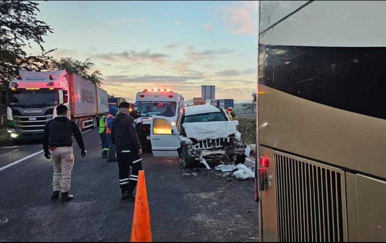 Saldo de una persona fallecida dejó un accidente entre un camión de pasajeros y una camioneta ocurrido esta mañana de sábado en la autopista Guadalajara a Colima. ESPECIAL