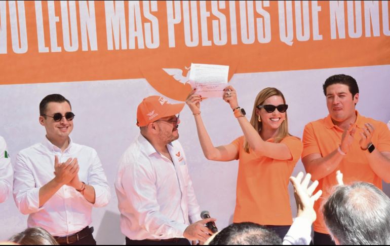 En su registro como precandidata a la alcaldía de Monterrey, Mariana Rodríguez estuvo acompañada de su esposo Samuel García.  ESPECIAL