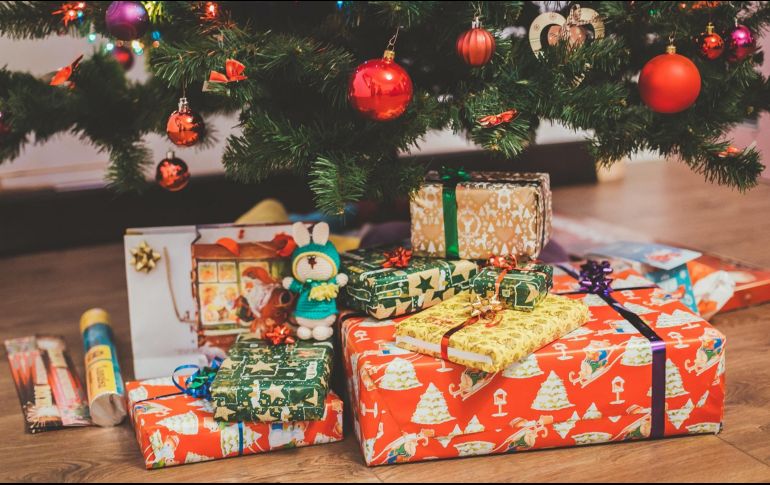 Los mexicanos estiman gastar 4 mil 868 pesos en regalos navideños y darán alrededor de 27 obsequios. Unsplash.