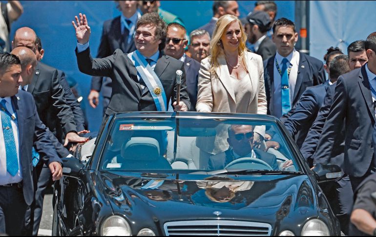 El presidente de Argentina Javier Milei realizó un recorrido hasta la Casa Rosada junto a su hermana Karina Milei tras el juramento presidencial. EFE