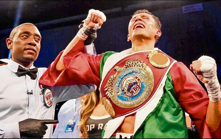Rafael Espinoza es campeón mundial de peso pluma por la OMB. ESPECIAL