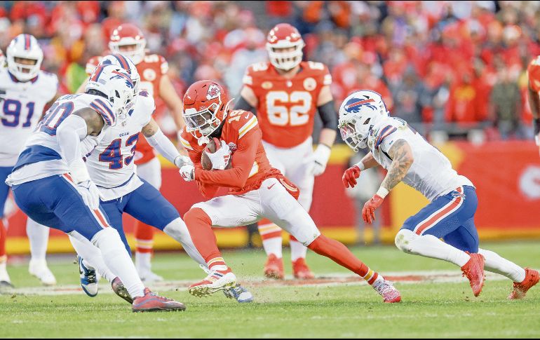 Kadarius Toney (centro) fue el del error, pero los Chiefs se dijeron víctimas de las decisiones de los árbitros. AFP