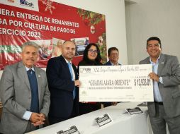 Socios recibiendo cheque simbólico de la región Guadalajara Oriente. ESPECIAL