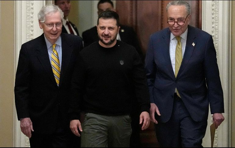 El presidente de Ucrania (al centro) visitó el Capitolio de Estados Unidos. AP/ESPECIAL