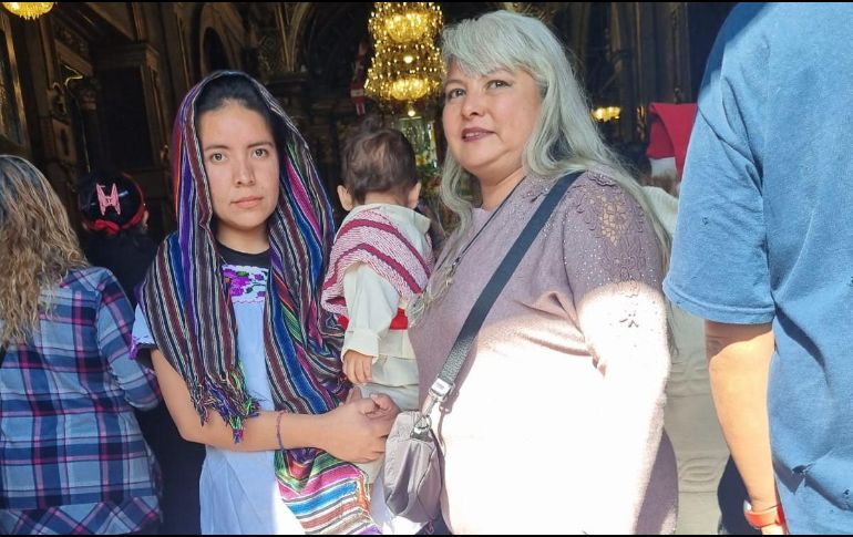 Esta familia forma parte de las aproximadamente cinco mil que asistieron al templo de la Virgen de Guadalupe en Guadalajara. EL INFORMADOR/J. DÍAZ