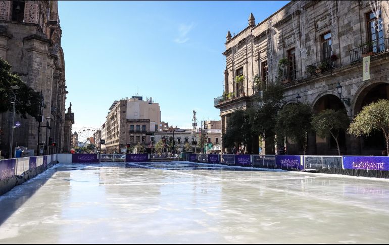 La pista de hielo arrancará operaciones por la tarde, al igual que una Rueda de la Fortuna, que se instaló sobre el mismo andador, pero a la altura de Plaza de Armas. EL INFORMADOR / H. FIGUEROA