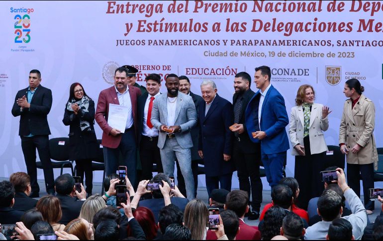 Andrés Manuel López Obrador entregó el reconocimiento a los diferentes ganadores de cada categoría. SUN/ F. Rojas