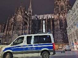 Vehículos policiales se encuentran frente a la catedral de Colonia, Alemania.AP