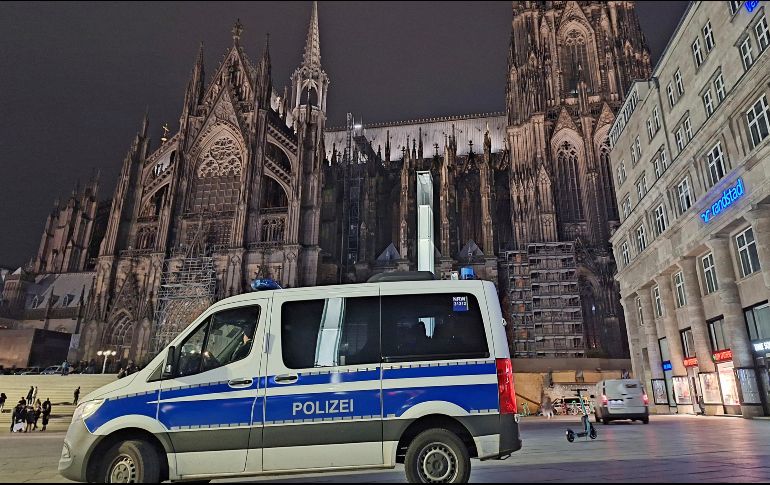 Vehículos policiales se encuentran frente a la catedral de Colonia, Alemania.AP