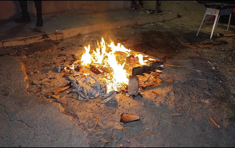 En el municipio de Zapopan, la coordinación municipal informó que se hicieron 28 exhortos para que las familias apagaran las fogatas que habían encendido en la vía pública. ESPECIAL / Bomberos de Zapopan