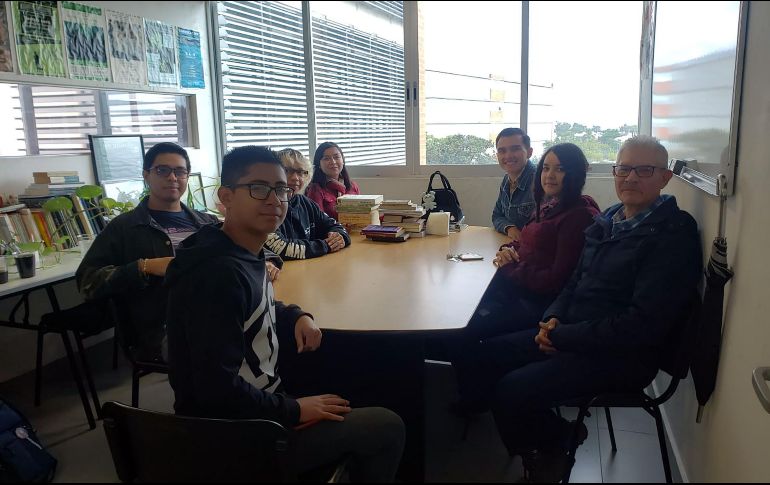 El grupo de estudiantes se sujeta a una metodología de búsqueda, sistematización y análisis de la información estadística oficial y de colectivos de búsqueda para el mapeo y su interpretación. ESPECIAL / UDG / ARCHIVO